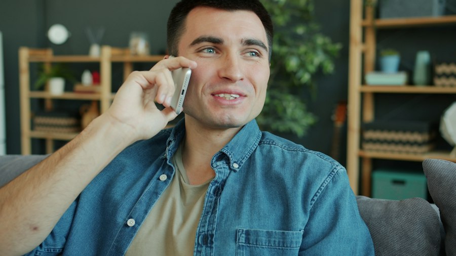 Außendienstler ruft an und spricht seine Besuchsnotizen aufs Telefon