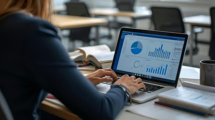 Auswertung mit Diagrammen auf dem Laptop, die KI strukturiert die Notizen